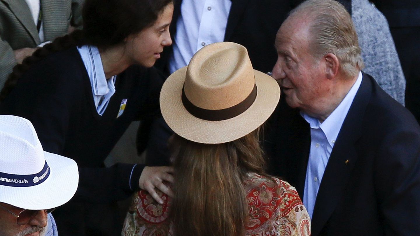 El rey Juan Carlos con la infanta Elena y Victoria Federica en una imagen de archivo. (EFE)