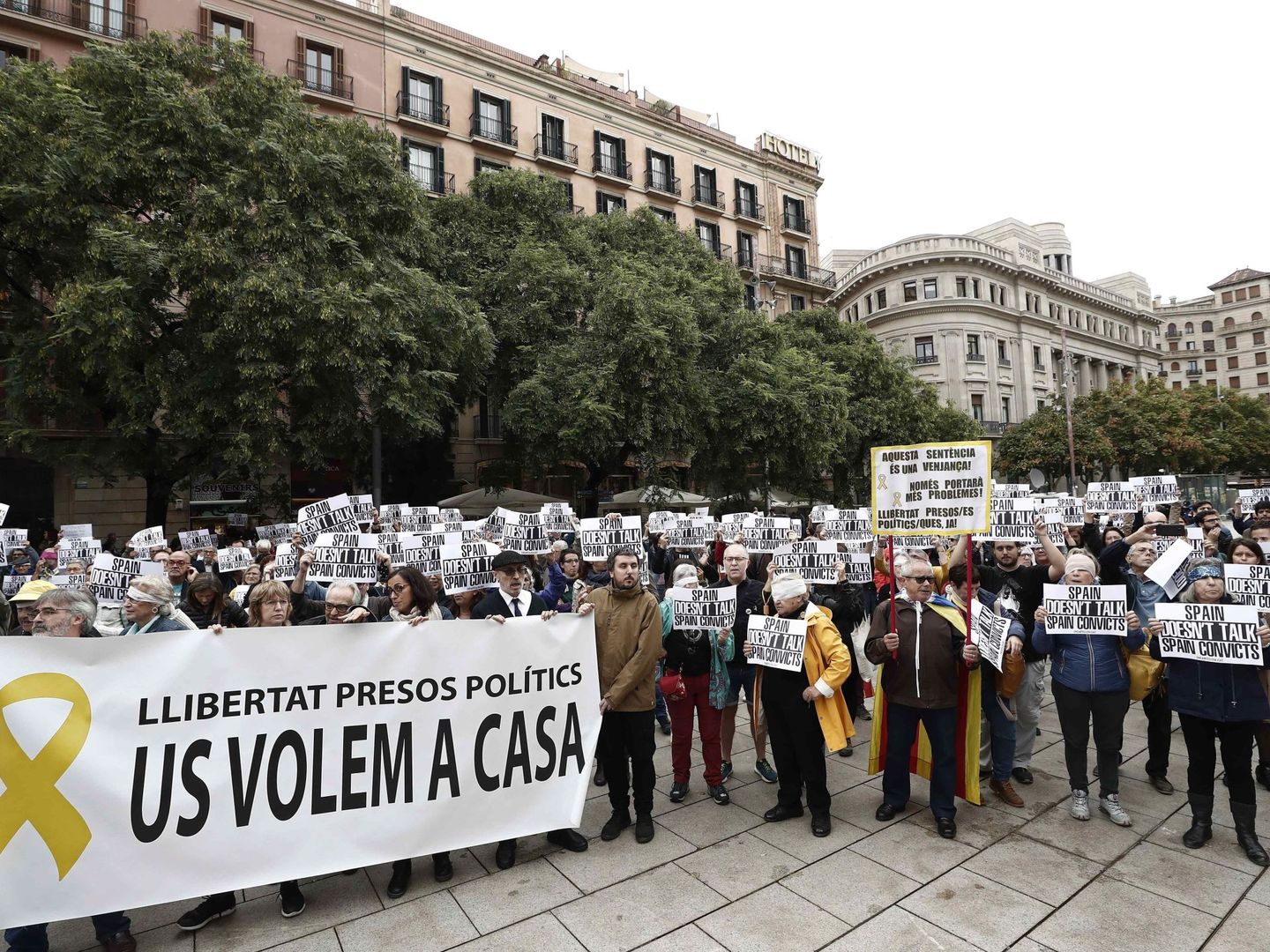 Concentración de protesta ante la catedral de Barcelona. (EFE)