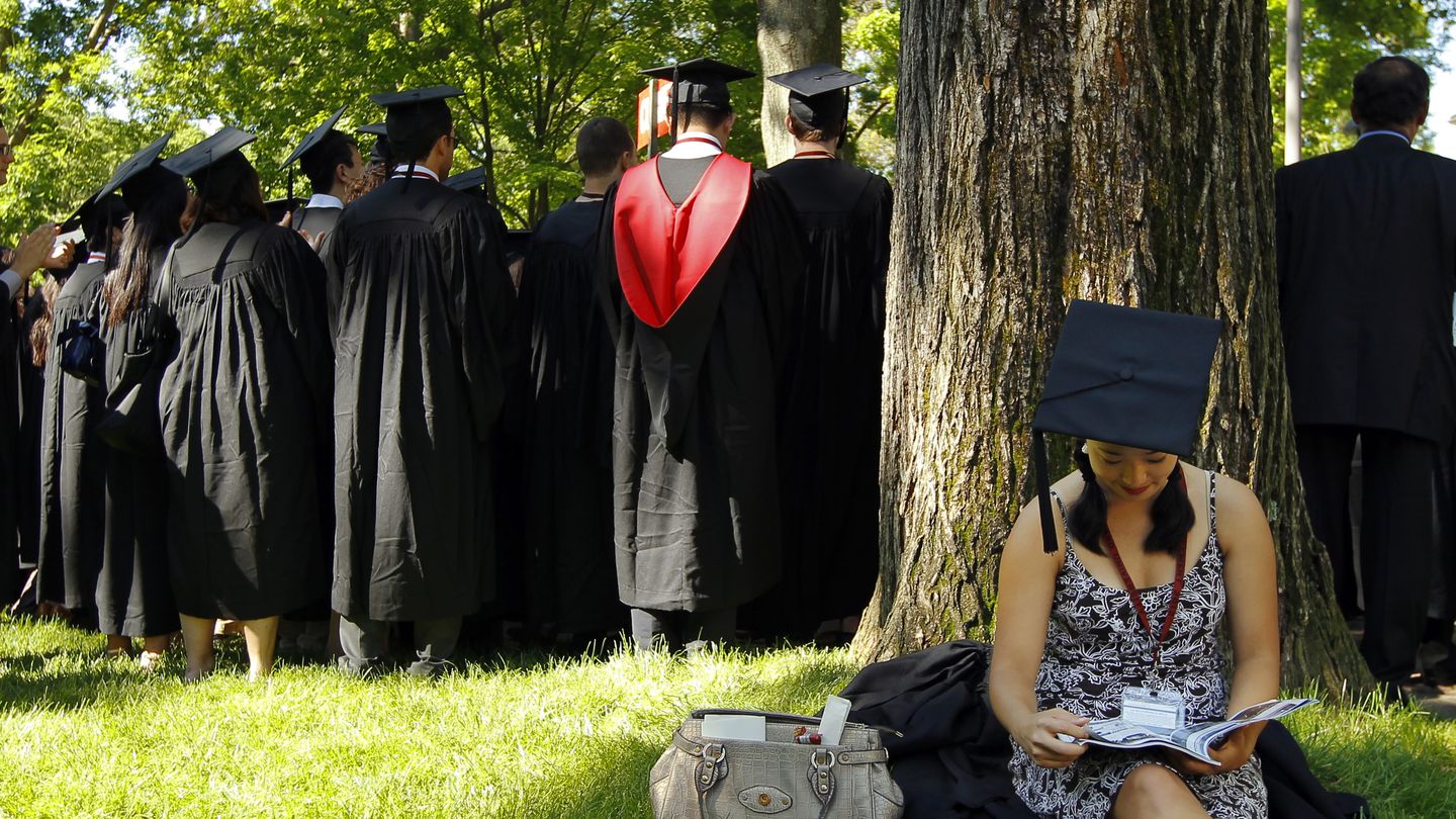 Una estudiante graduada durante una ceremonia en la Universidad de Harvard (Reuters).