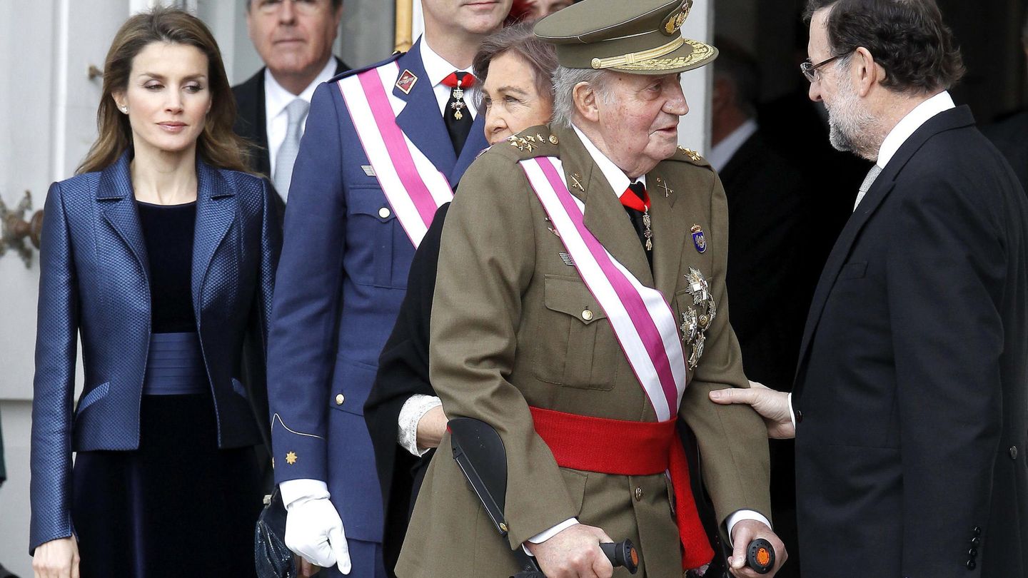 La familia real, con Mariano Rajoy. En segundo plano, Alfonso Sanz. (EFE)