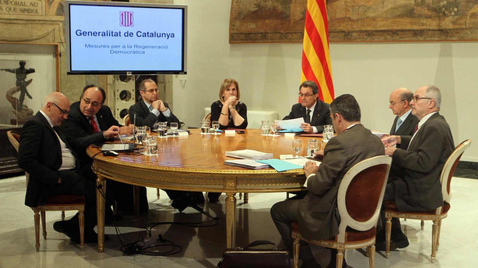 Foto: Reunión en el Palau de la Generalitat de los organismos de control institucional. (EFE)