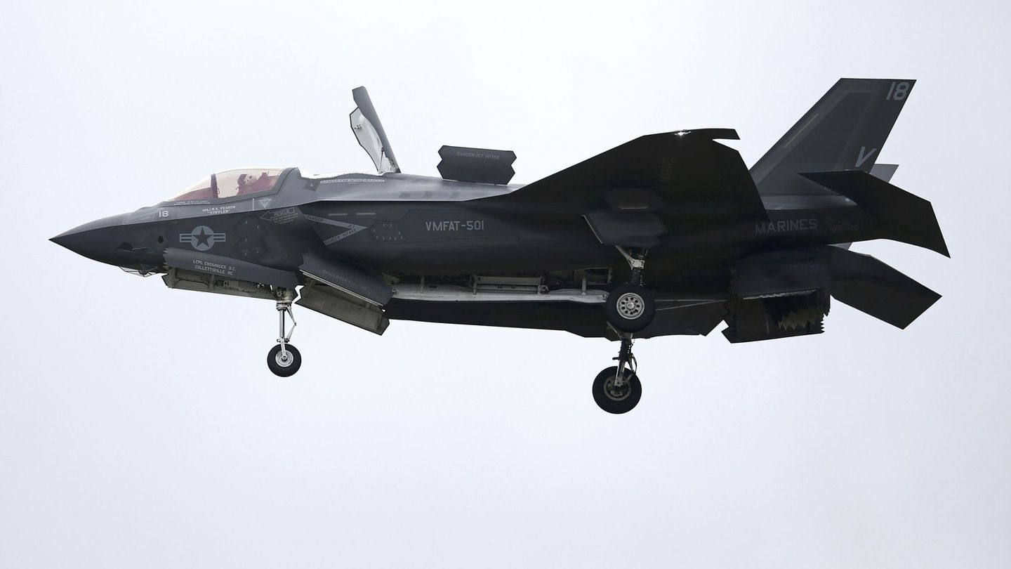 El F-35 es capaz de mantenerse estático en el aire, como en la imagen. (Reuters)