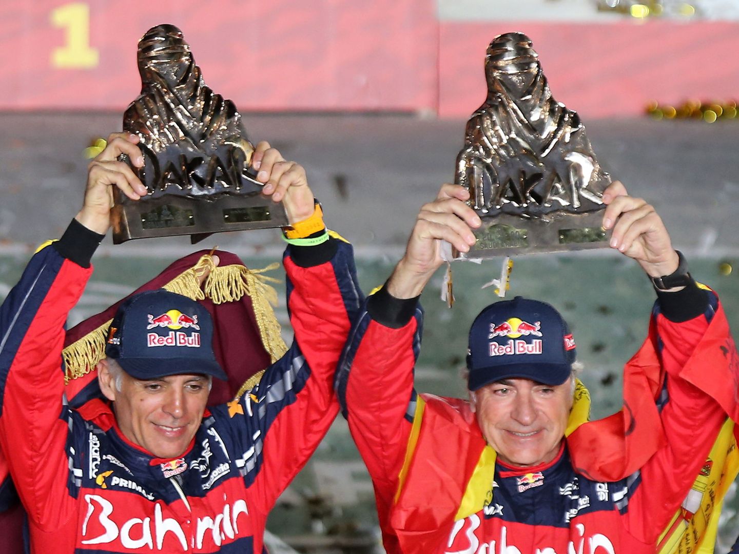 Sainz y Cruz, con el trofeo del Dakar. (EFE)