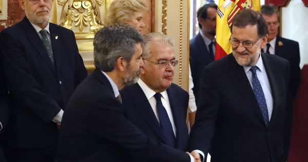 Foto: Rajoy saluda al presidente del Tribunal Supremo, Carlos Lesmes, en presencia del presidente del Constitucional y del fiscal general Juan José González Rivas. (EFE)