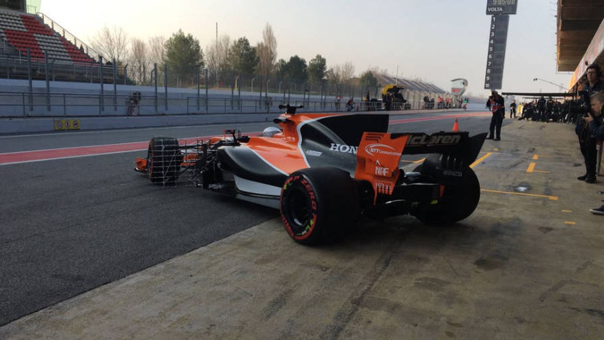 Alonso vuelve a rodar tras los problemas en el McLaren durante la vuelta de instalación