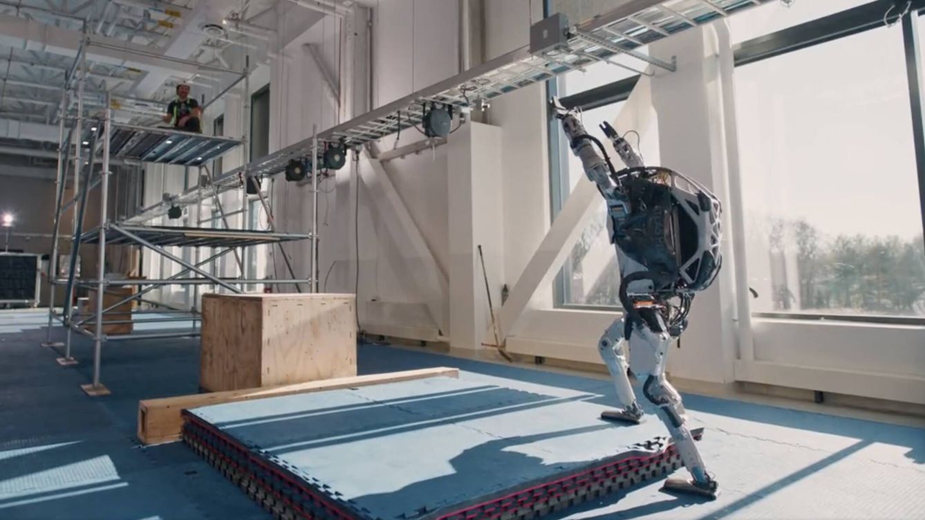 Foto: Aunque Atlas todavía tropieza, tiene el potencial de mostrar hacia dónde va el futuro de la robótica. (Boston Dynamics)