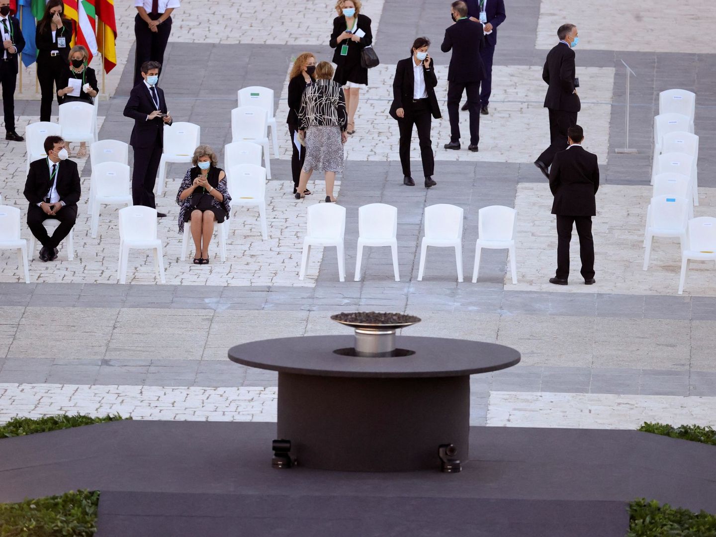 Los primeros asistentes toman asiento en el Patio de la Armería del Palacio Real en Madrid (EFE)