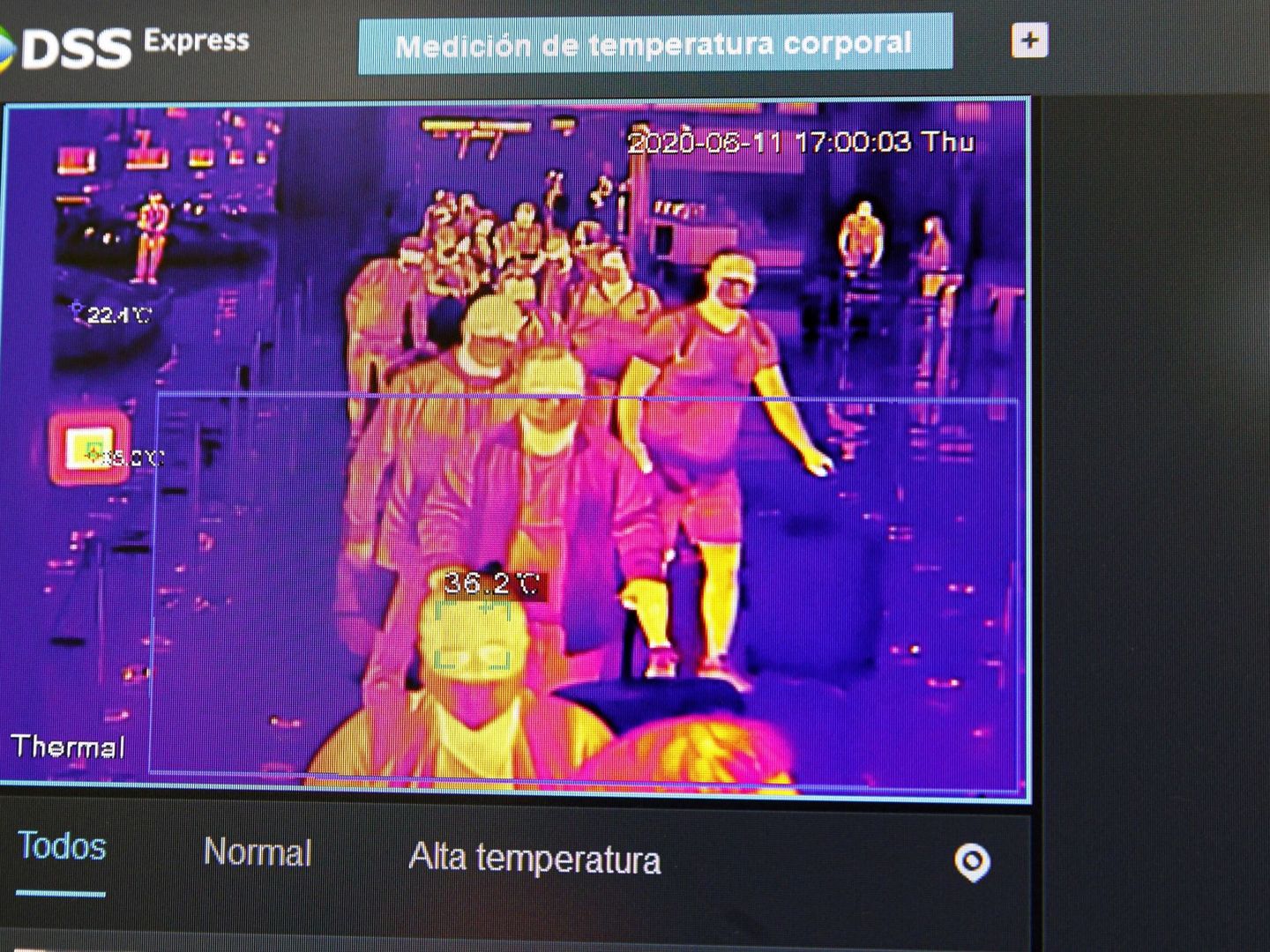 Una pantalla muestra un control de temperatura en el Aeropuerto Adolfo Suárez Madrid-Barajas. (EFE)
