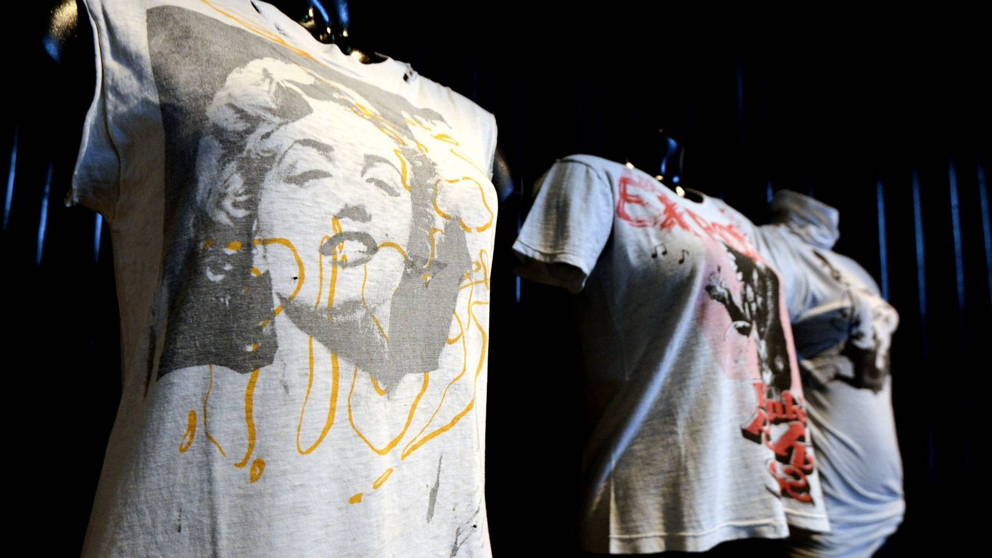 Vista de la camiseta Piss Marilyn creada por los diseñadores británicos Vivienne Westwood y Malcolm McLaren. (EFE)