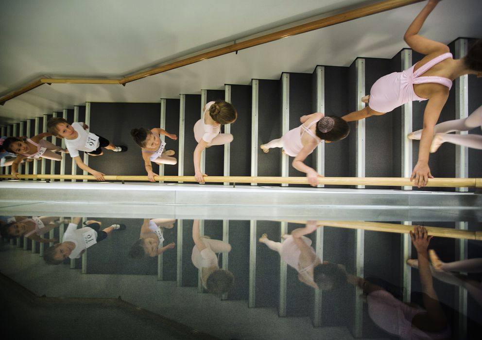 Foto: Niños bailarines de ballet suben una escalera para participar en las pruebas de admisión de la School of American Ballet. (Reuters)