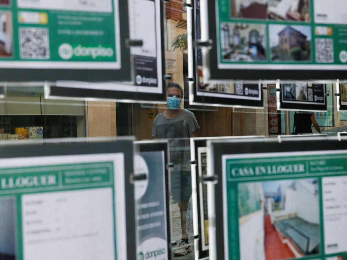 Foto: Un hombre camina frente a una inmobiliaria de Barcelona. (Reuters)