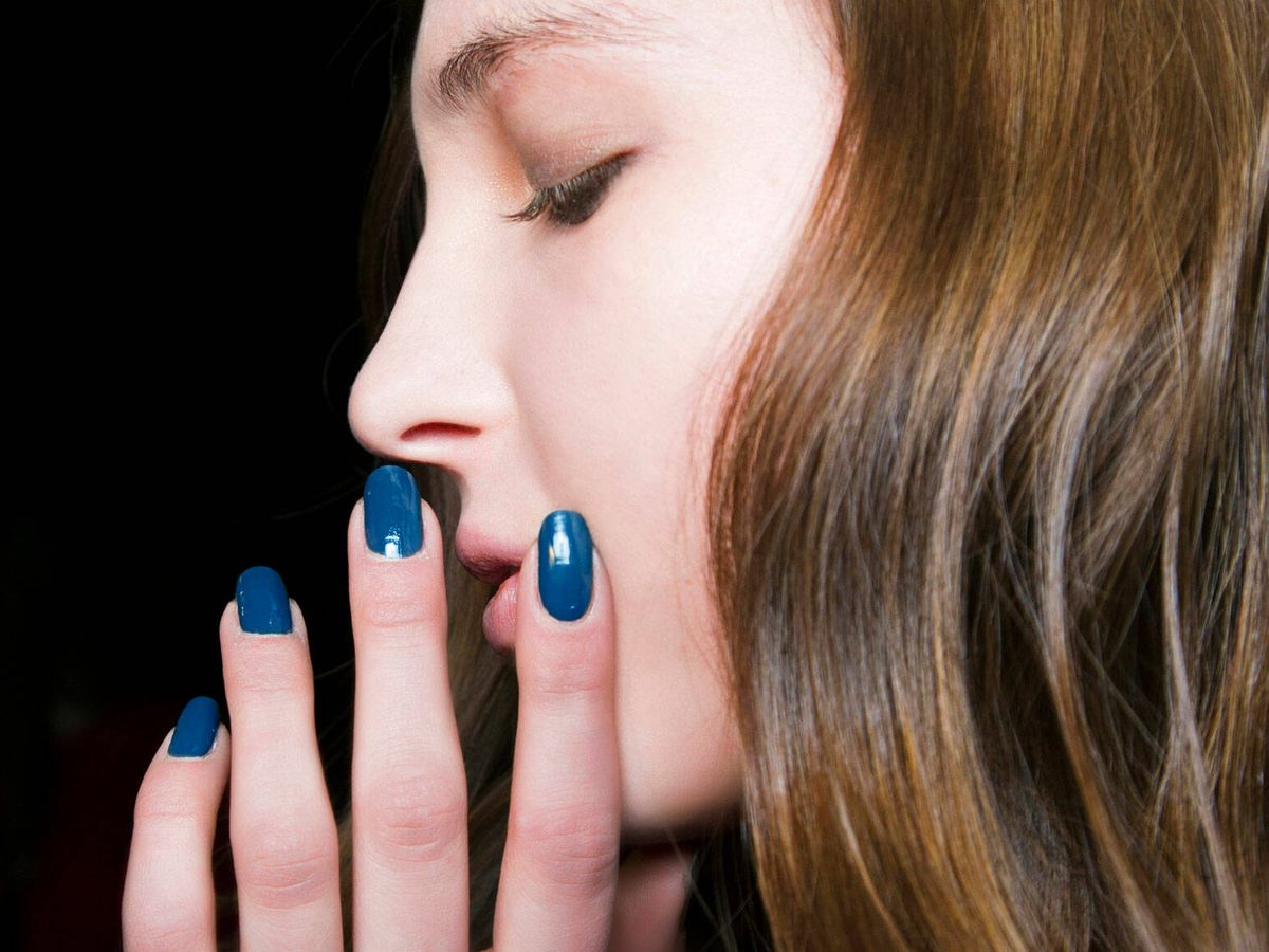 Foto: Las distintas tonalidades de azul se han convertido en la nueva tendencia en manicuras. (Imaxtree)
