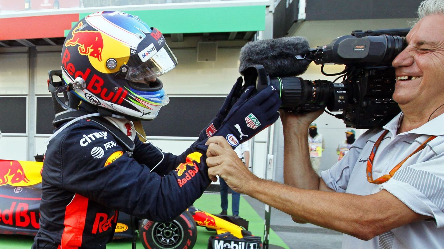 Ricciardo celebró su victoria en Bakú hasta con los cámaras de televisión. (EFE)