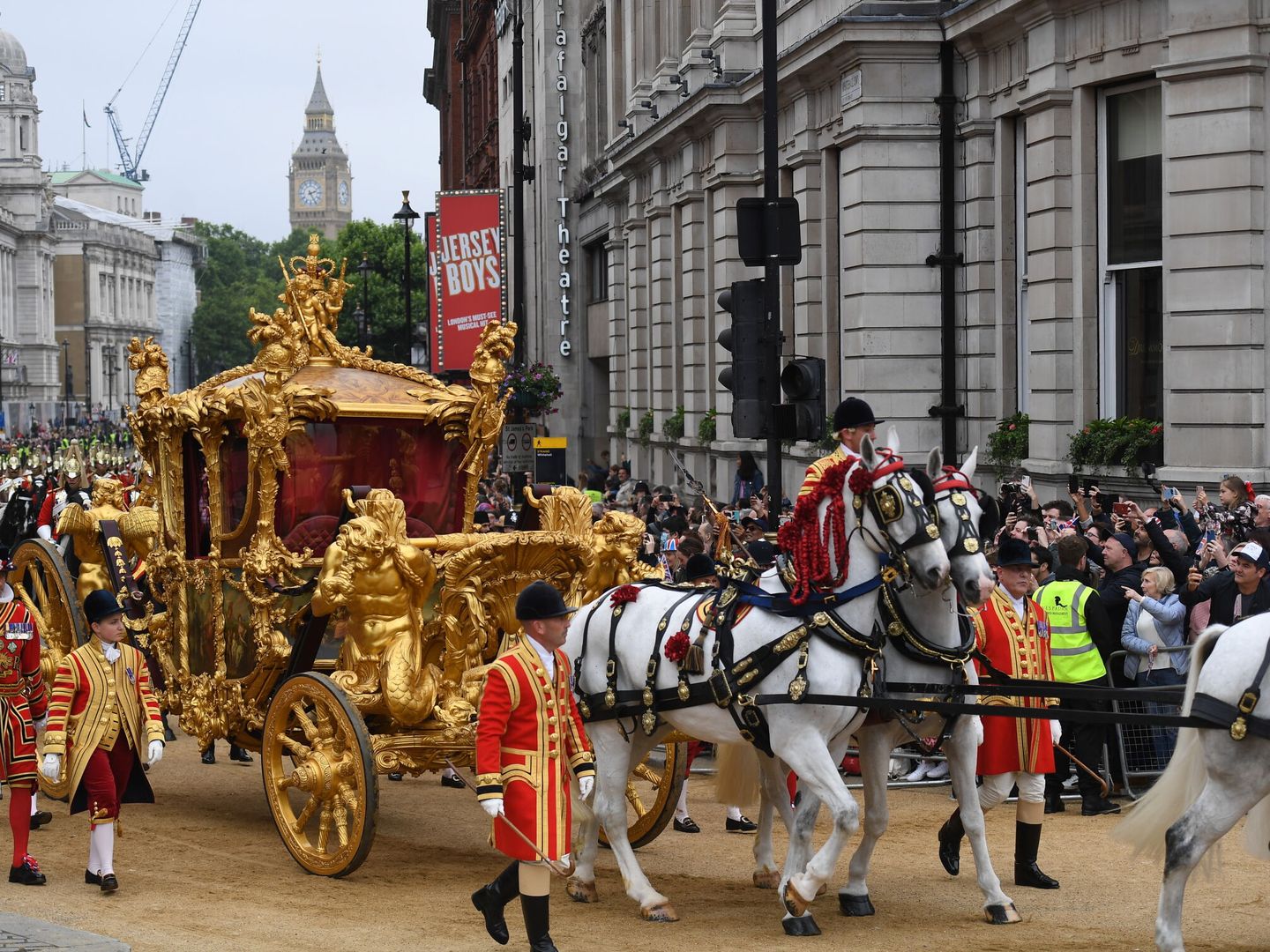 Imagen de la Gold State Coach (carroza de oro) durante la celebración de los 70 años de reinado de Isabel II. (EFE/EPA/Andy Rain)