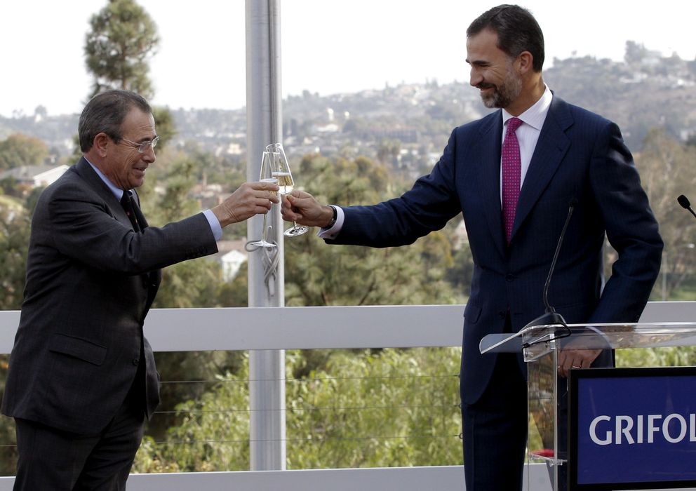 Foto: El rey Felipe VI brinda con Victor Grifols en su visita a la planta de producción de Los Ángeles