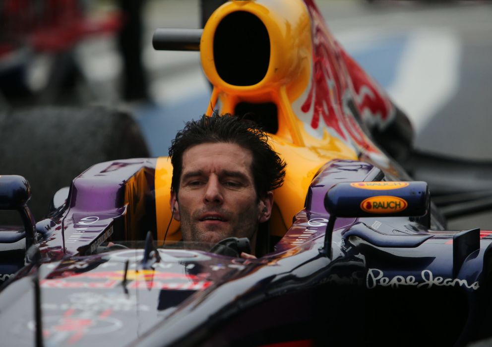 Foto: Mark Webber conduciendo por Interlagos sin casco a la conclusión de la prueba.