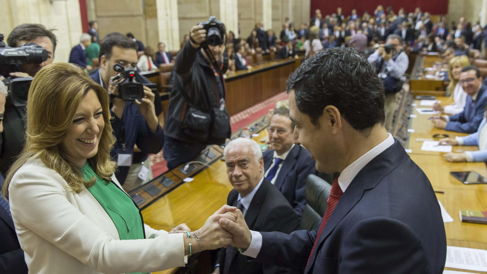 Foto: La presidenta de la Junta de Andalucía en funciones, Susana Díaz, y el líder del PP-A, Juanma Moreno, se saludan en el Parlamento andaluz en Sevilla (EFE)