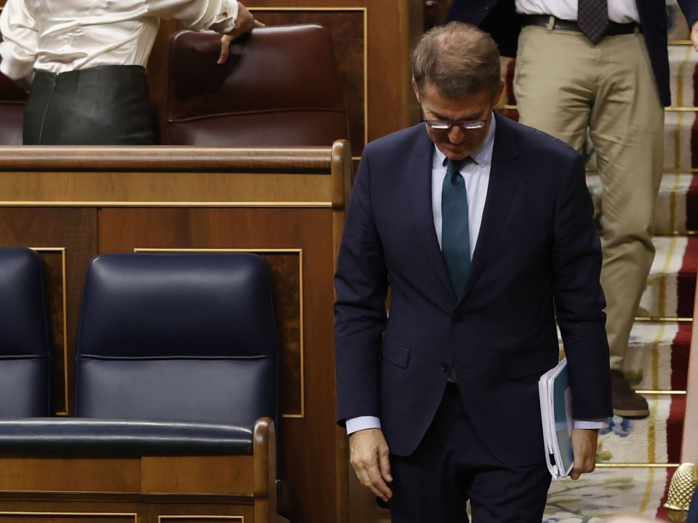 El líder del Partido Popular y candidato presidencial, Alberto Núñez Feijóo, abandona el hemiciclo tras la segunda votación de su investidura. (EFE/Juan Carlos Hidalgo)