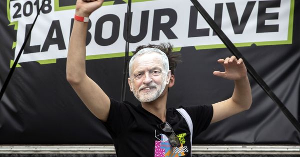 Foto: Partidario de los laboristas con una careta de Jeremy Corbyn (REUTERS)