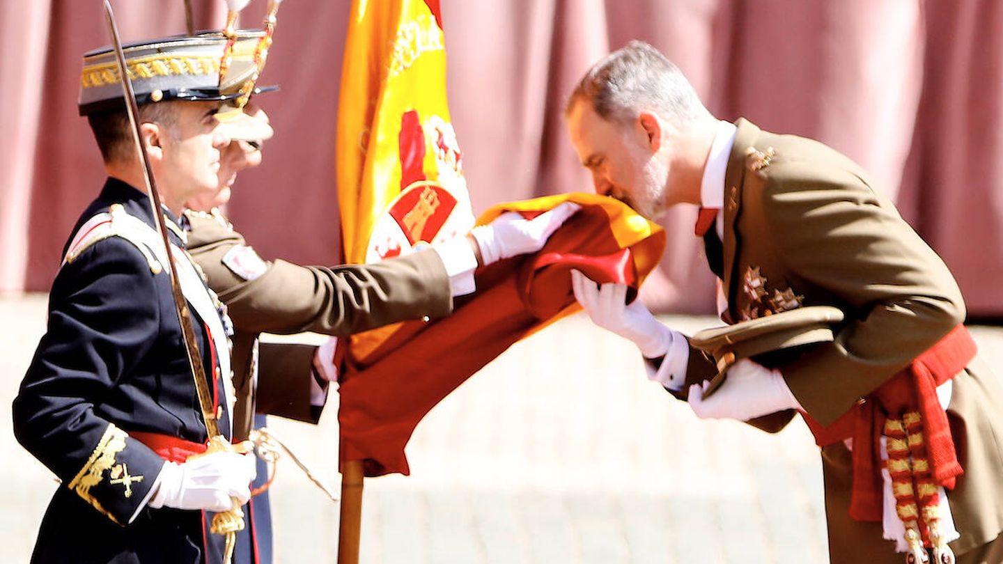 Felipe VI, besando la bandera. (LP)