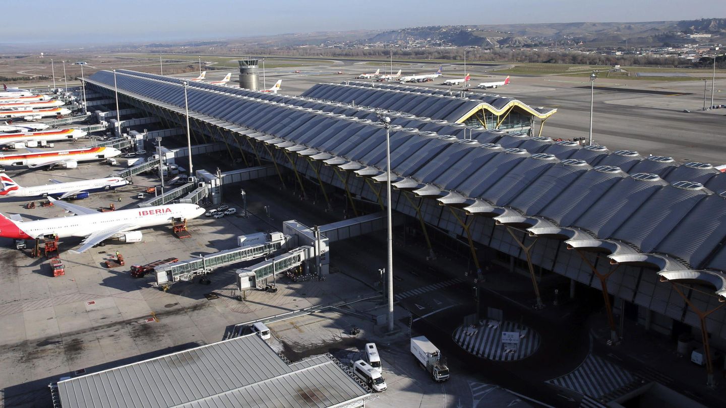 Varios aviones, en las pistas de la T4 del Aeropuerto Adolfo Suárez Madrid-Barajas.