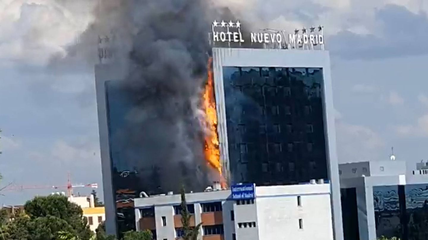 Fachada del hotel Nuevo Madrid, cerca de la M-30 de la capital, en llamas. (Telemadrid)