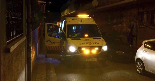 Foto: La ambulancia que se desplazó hasta la casa en la que hallaron muerta a la adolescente, en Tetuán. (Foto: 112 Comunidad Madrid)