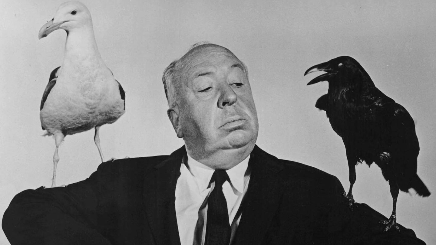 Alfred Hitchcock con unos pájaros. 
