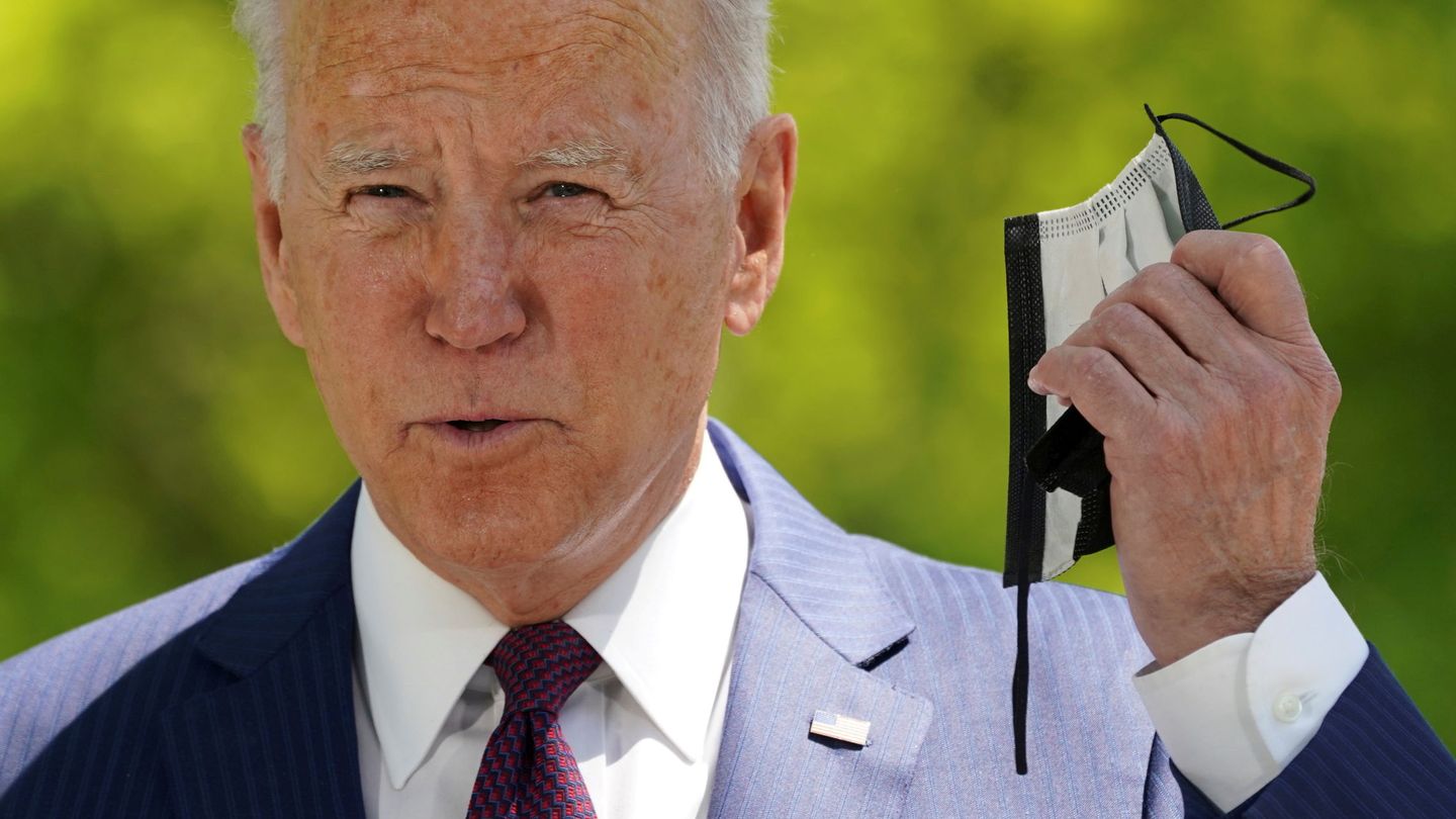 Biden retirándose la mascarilla. (Reuters)