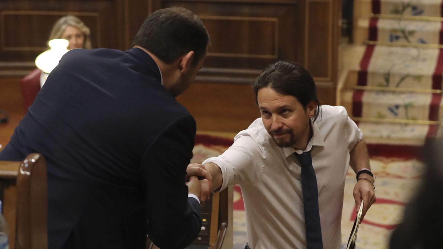 Pablo Iglesias estrecha la mano a José Luis Ábalos.