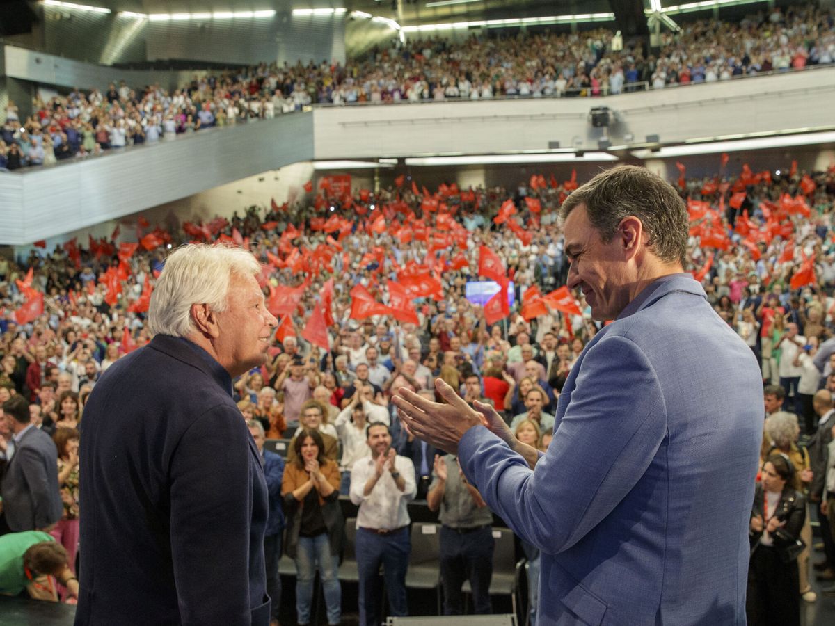 Foto: Pedro Sánchez y Felipe González conmemoran el 40 aniversario de la primera victoria electoral del PSOE. (EFE/Julio Muñoz)