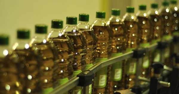 Foto: Línea de envasado de aceite de Sovena en Brenes (Sevilla). (Sovena)