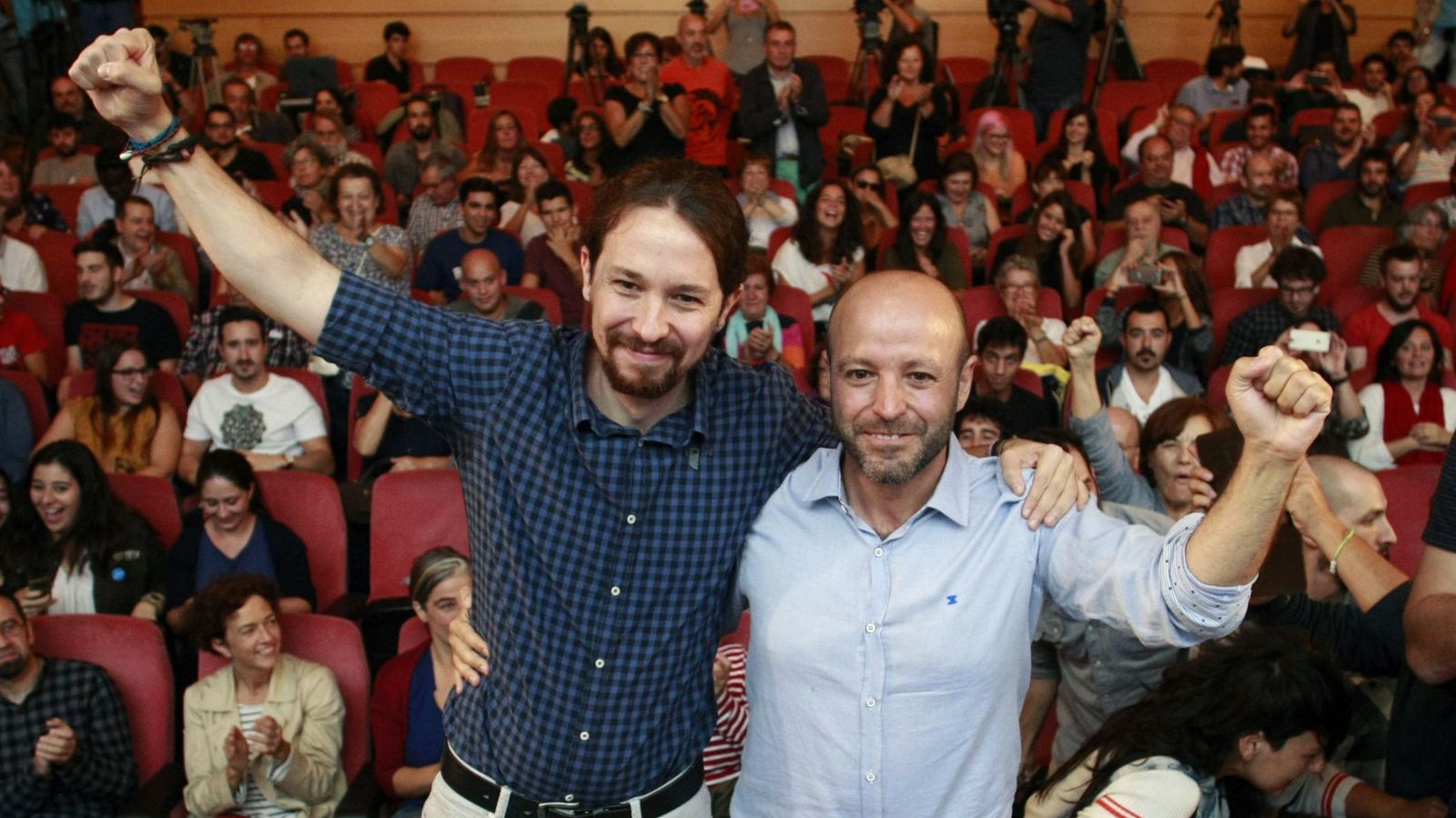 Foto: El líder de Podemos, Pablo Iglesias (i), durante su único mitin en A Coruña apoyando la candidatura de Luis Villares (d), de En Marea, a la presidencia de la Xunta de Galicia. (EFE)