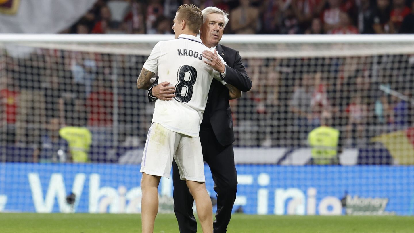 Ancelotti abraza a Kroos tras ganar el derbi en el Metropolitano. (EFE/J.J. Guillén)