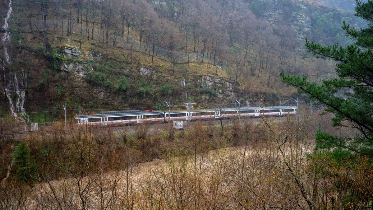 La gran chapuza ferroviaria: los nuevos trenes de Renfe para Cantabria no entran en los túneles