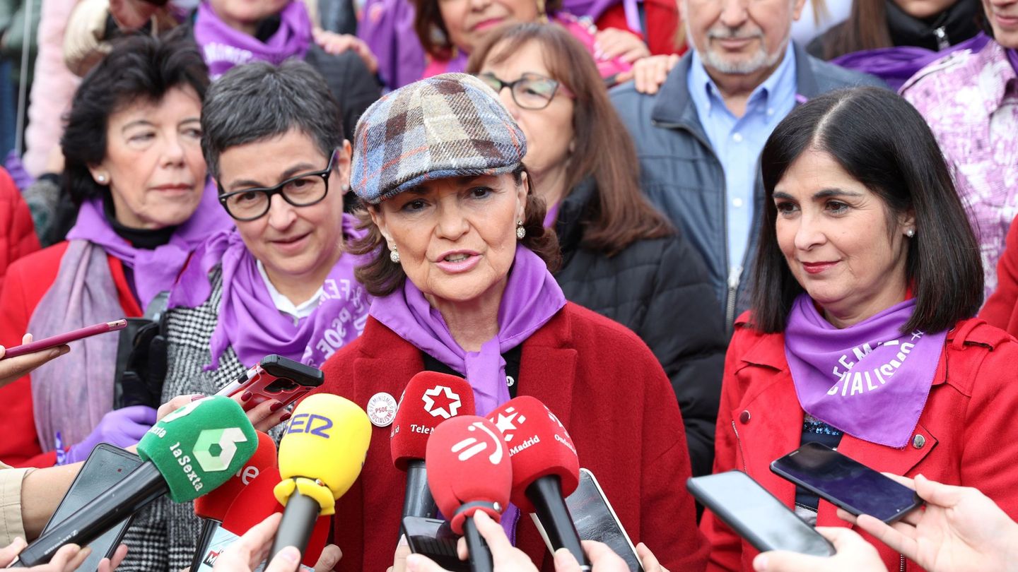La vicepresidenta del Gobierno Carmen Calvo, junto a la ministra de Exteriores, Arancha González Laya (iz.), y la ministra de Política Territorial, Carolina Darias (d.), en la marcha del 8-M en Madrid. (EFE)