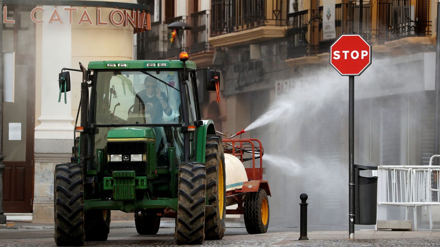 Un granjero desinfectando calles de Ronda con su tractor. (EFE)