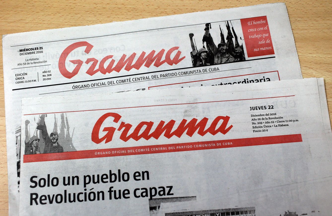 Vista de dos ejemplares del diario 'Granma' tras su rediseño en 2016 (EFE)