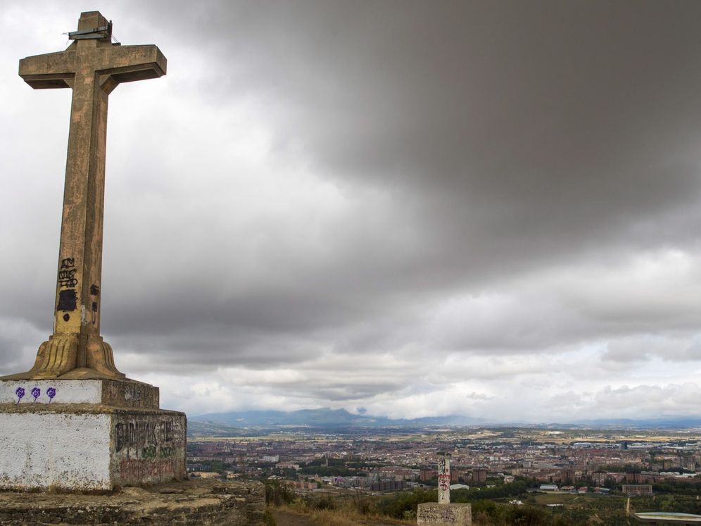 Foto: Imagen de la cruz de Olarizu que el Ayuntamiento de Vitoria se niega a retirar por no considerarla un símbolo franquista. (EFE)