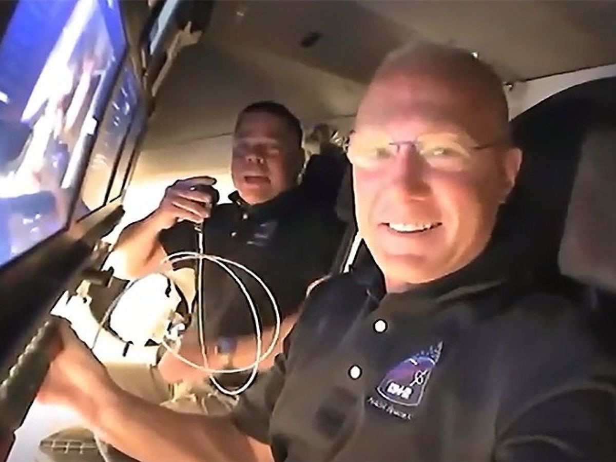 Foto: Videollamada de los astronautas Doug Hurley y Bob Behnken. (Reuters)