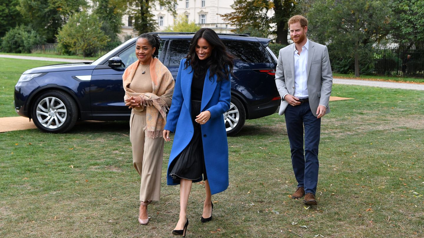 Meghan Markle, junto a su madre, Doria Ragland, y el príncipe Harry. (Reuters)