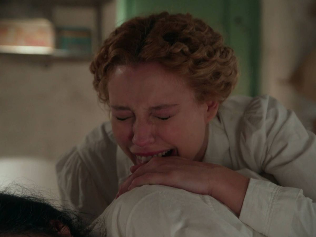Foto: Jana ha llorado sobre el hombro de Ramona en el episodio de este viernes de 'La Promesa'. (RTVE)
