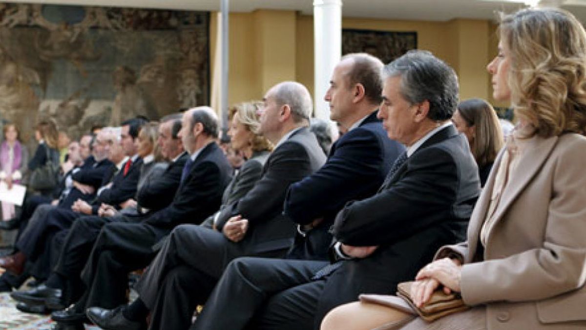 La oposición planta a Zapatero en su foto con los sindicatos