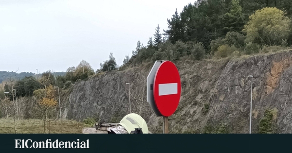 Bomberos extinguen el incendio de un coche en la A-8 en Liendo
