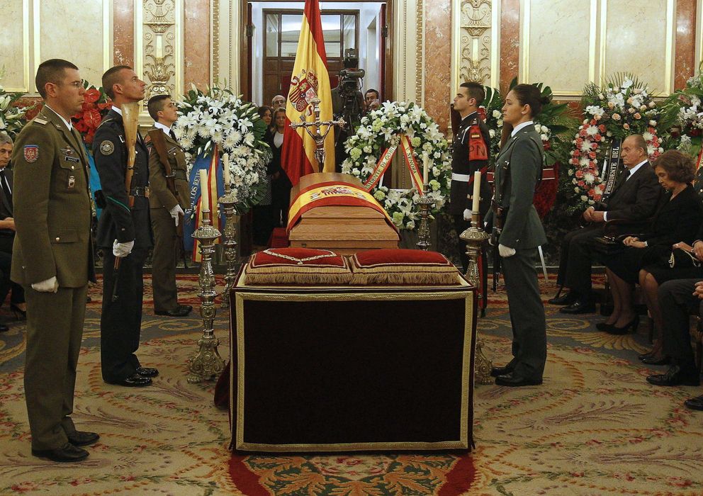 Foto: El féretro con los restos mortales del expresidente del Gobierno Adolfo Suárez. (EFE)