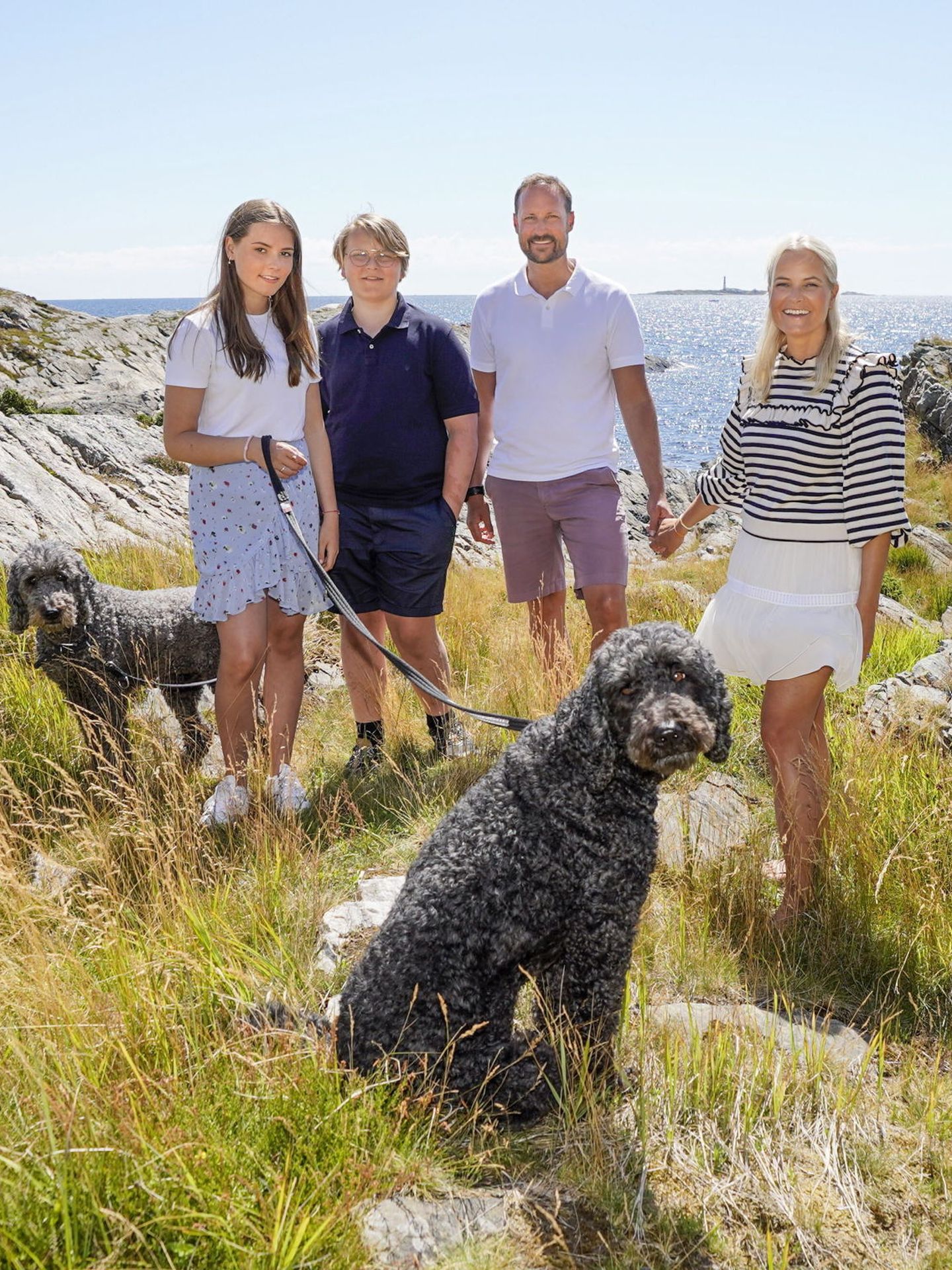 Haakon y Mette-Marit, con sus hijos en el verano de 2020. (EFE)