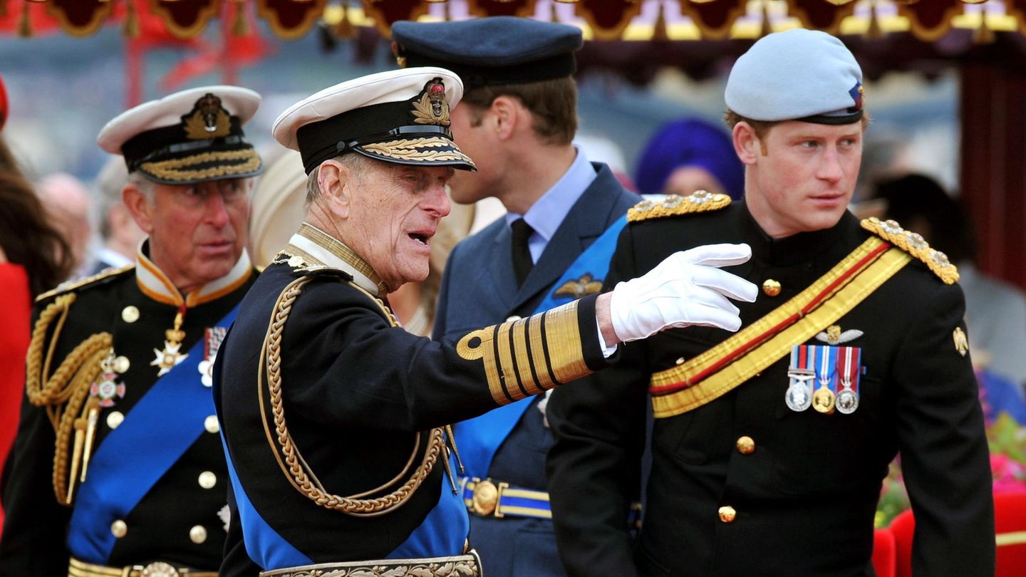 El príncipe Harry, con su padre y su abuelo hace nueve años. (Reuters)