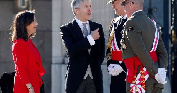 Foto: Los ministros de Defensa e Interior, Margarita Robles y Fernando Grande-Marlaska, el pasado 6 de enero en el Palacio Real, en la Pascua Militar. (EFE)