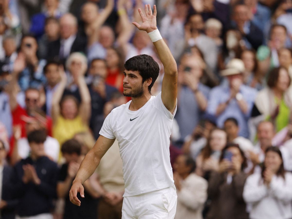 Foto: Carlos Alcaraz recibe el aplauso del público después de conquistar Wimbledon (Reuter: Andrew Couldridge)  