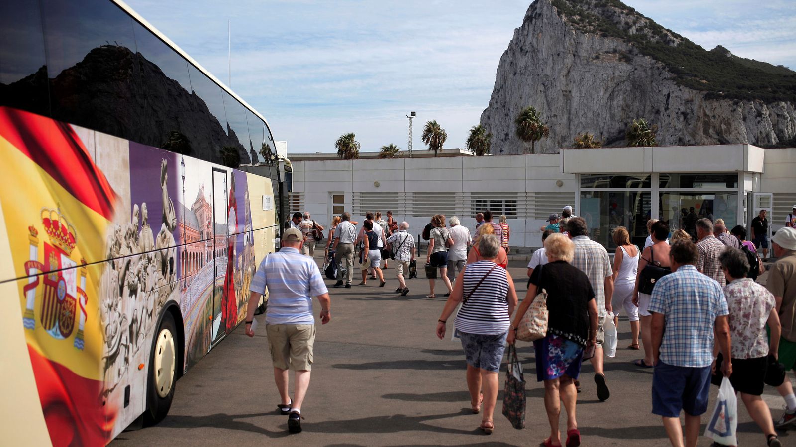 Foto: Turistas cerca de Gibraltar. (EFE)